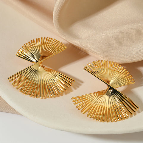 Vintage Gold Scalloped Stud Earrings